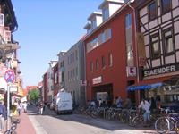 Lückenschließung mit Kauflandfiliale in Göttingen-Innenstadt mit Tiefgarage und 12 Eigentumswohnungen in drei Obergeschossen Auftraggeber : Kaufland Stiftung Co. KG Ausführung : 2004 – 2005 Bausumme : 16 Mio. € Leistungen : Projektsteuerung und Bauleitung