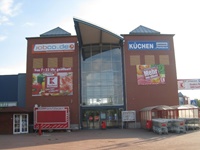 Umbau von 10 Kauflandmärkten im laufenden Betrieb (Reorgas) - Einkaufszentrum/Fachmarkt Kaufland Halle Südstadtring (2006) - Kaufland Ilmenau (2007/2008) - Kaufland Erfurt (2007/2008) - Kaufland Auerbach (2007/2008) - Einkaufszentrum/Fachmarkt Kaufland Chemnitz (2007/2008) - Kaufland Schmölln (2008/2009) - Einkaufszentrum/Fachmarkt Kaufland Zwickau Schubertstraße (2009) - Kaufland Zwickau Dresdner Straße (2009/2010) - Einkaufszentrum/Fachmarkt Kaufland Plauen Kauschwitz (2010) - Einkaufszentrum/Fachmarkt Kaufland Plauen Elsterpark (2014) Auftraggeber : Kaufland Stiftung Co. KG Leistungen : Projektsteuerung und Bauleitung